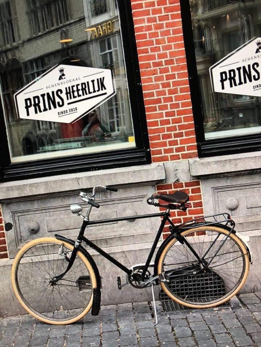 Fiets tegen het gebouw